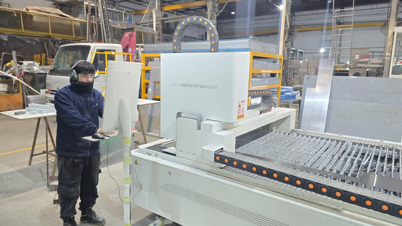 Operario en máquina de corte CNC