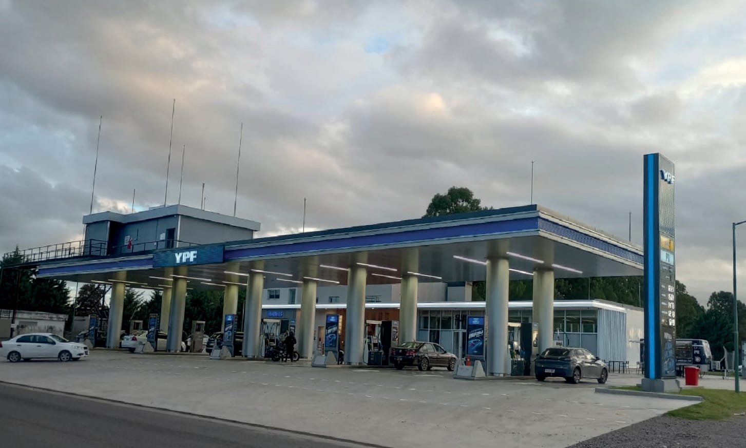 Cartelería de estación de servicio YPF